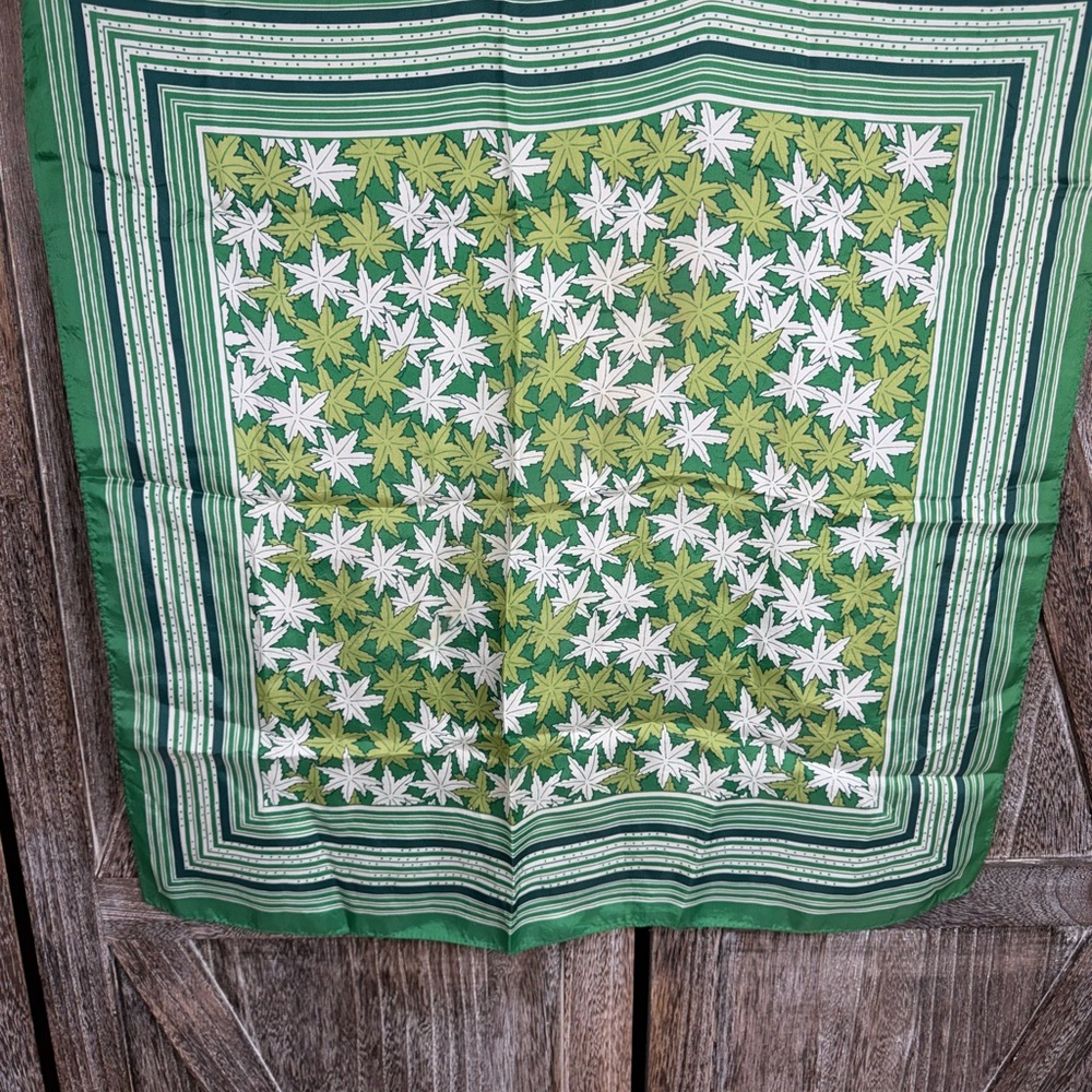 Green‎ and White Leaf Pattern Scarf